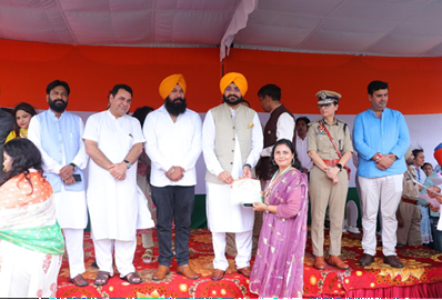 On Independence Day, Komal Kalra was honored at Guru Gobind Singh Stadium for her contributions to NSS and the Red Ribbon Club. The appreciation was presented by Mayor Vaneet Dhir and Deputy Commissio